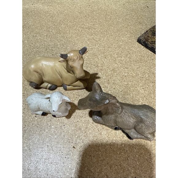 VTG Traditions Porcelain Nativity Set w/ Stable 11pc - Missing Shepherd - Picture 6 of 13